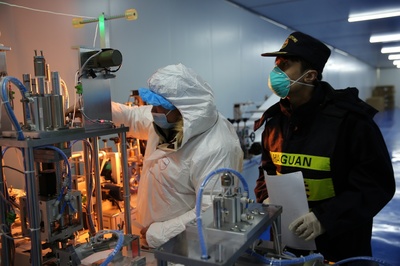 阿拉山口海關助力新疆首家綜保區內口罩生產企業順利投產，暢通貨物進出口通道